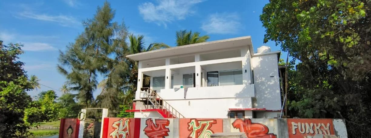 Funky Art Beach House Alappuzha Esterno foto