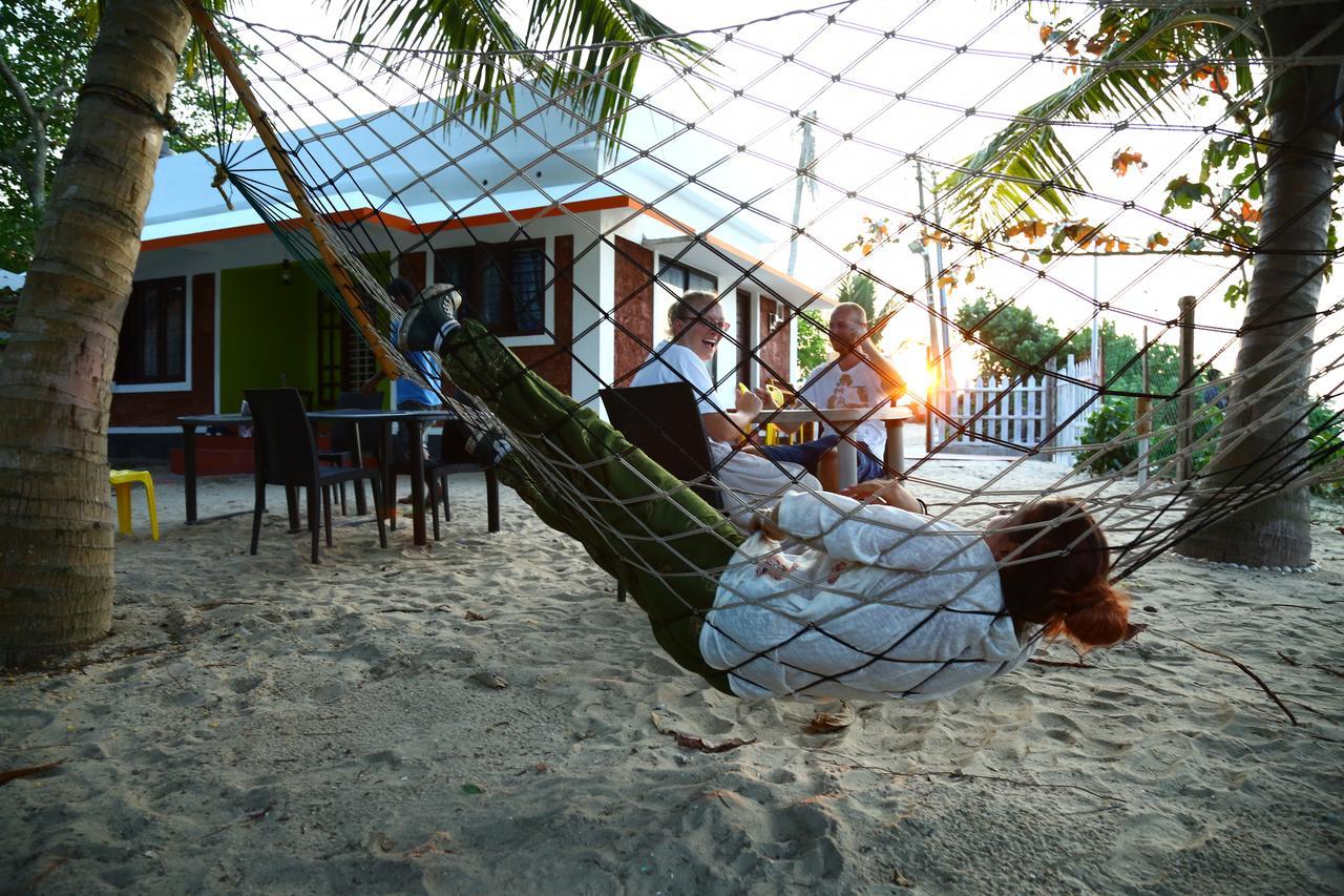 Funky Art Beach House Alappuzha Esterno foto