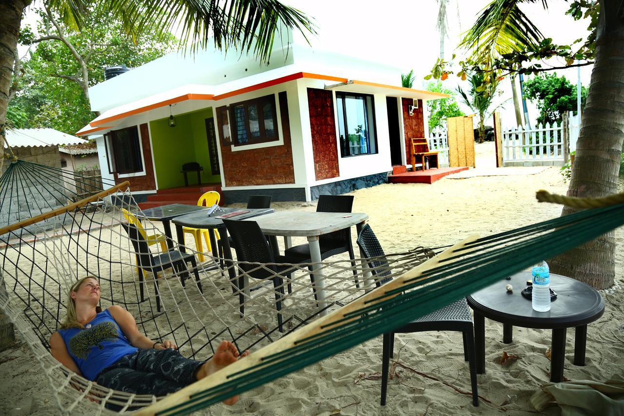Funky Art Beach House Alappuzha Esterno foto