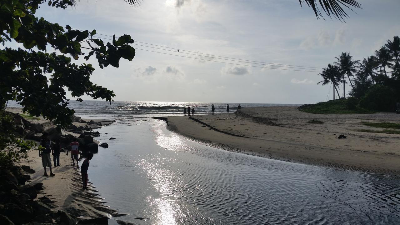 Funky Art Beach House Alappuzha Esterno foto